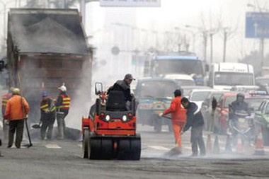 Mengapa pekerja jalan raya perlu memakai jaket pemantul?