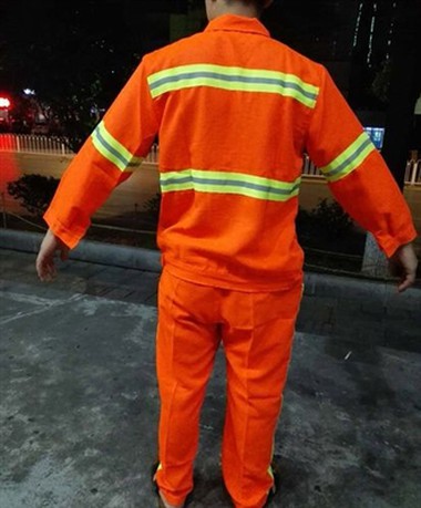Pengiring Malaikat Untuk Pekerja Sanitasi, Jaket Reflektif Dengan Poket